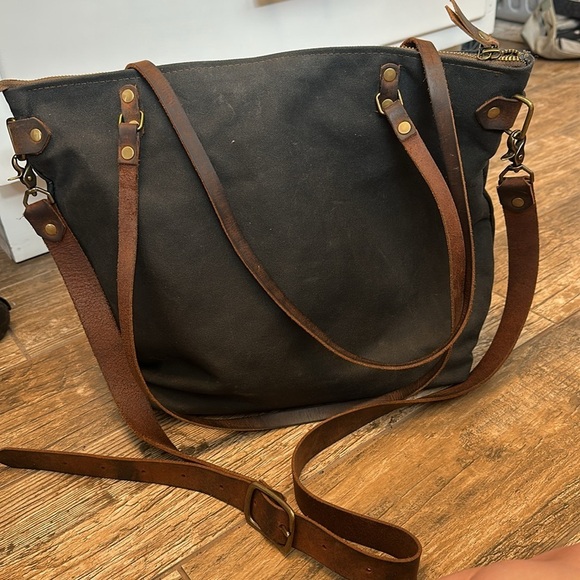 In blue black waxed canvas tote with leather pocket and flower handles - Picture 3 of 6